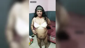 Desi Aunty Caught Changing Clothes Gets Fucked Immediately