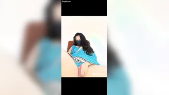 Naked Housewife Aunty Showing Off Her Curvy Body On Camera