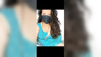 Naked Housewife Aunty Showing Off Her Curvy Body On Camera