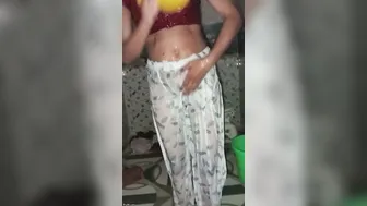 Hot Aunty Soaping Her Thick Ass In The Bath Just For You