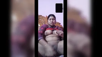 Horny Married Aunty Playing With Herself Until She Finishes