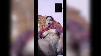 Horny Married Aunty Playing With Herself Until She Finishes