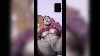 Horny Married Aunty Playing With Herself Until She Finishes