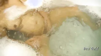 Rich Bhabhi Playing With Herself In Bathtub When Maid Walked In