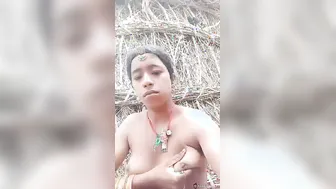 Curvy Desi GF Teasing With Her Beautiful Round Boobs While Doing Topless Photoshoot