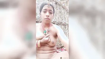 Curvy Desi GF Teasing With Her Beautiful Round Boobs While Doing Topless Photoshoot