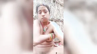 Curvy Desi GF Teasing With Her Beautiful Round Boobs While Doing Topless Photoshoot