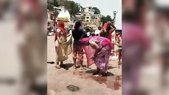 Lifting Her Saree Outdoor Catching Aunty Being Naughty Secretly