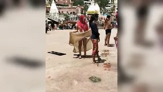 Lifting Her Saree Outdoor Catching Aunty Being Naughty Secretly