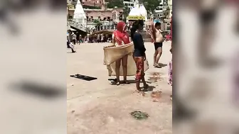 Lifting Her Saree Outdoor Catching Aunty Being Naughty Secretly