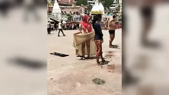 Lifting Her Saree Outdoor Catching Aunty Being Naughty Secretly