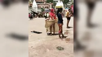 Lifting Her Saree Outdoor Catching Aunty Being Naughty Secretly