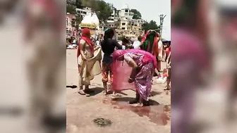 Lifting Her Saree Outdoor Catching Aunty Being Naughty Secretly