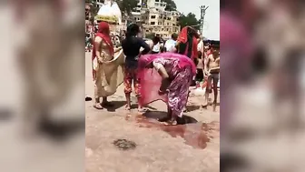 Lifting Her Saree Outdoor Catching Aunty Being Naughty Secretly