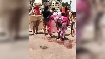 Lifting Her Saree Outdoor Catching Aunty Being Naughty Secretly