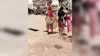 Lifting Her Saree Outdoor Catching Aunty Being Naughty Secretly