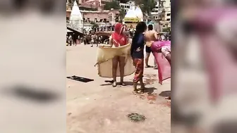 Lifting Her Saree Outdoor Catching Aunty Being Naughty Secretly