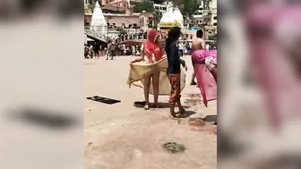 Lifting Her Saree Outdoor Catching Aunty Being Naughty Secretly