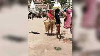 Lifting Her Saree Outdoor Catching Aunty Being Naughty Secretly