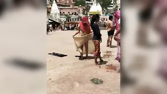 Lifting Her Saree Outdoor Catching Aunty Being Naughty Secretly