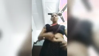 Mature Desi Aunty Stripping Naked Showing Everything On Camera