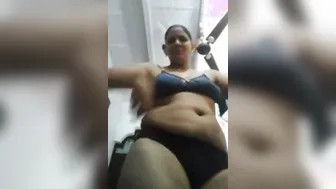Mature Desi Aunty Stripping Naked Showing Everything On Camera