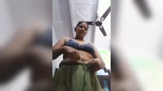 Mature Desi Aunty Stripping Naked Showing Everything On Camera