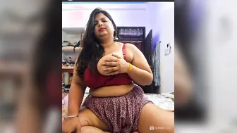 Busty Desi Aunty Showing Off Big Natural Boobs On Live Stream