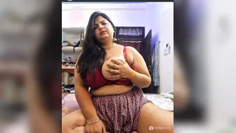 Busty Desi Aunty Showing Off Big Natural Boobs On Live Stream