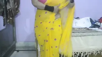 Desi Aunty Teasing In Transparent Saree Showing Off Her Boobs