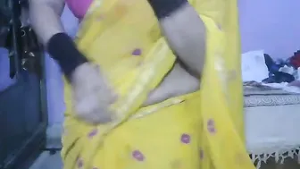 Desi Aunty Teasing In Transparent Saree Showing Off Her Boobs