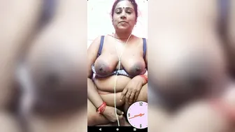Tamil Aunty Exposing Her Big Breasts During Naughty Video Call