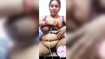 Tamil Aunty Exposing Her Big Breasts During Naughty Video Call