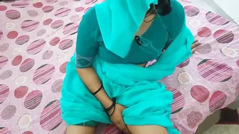 Gorgeous Aunty Stripping Her Saree Before Getting Naughty