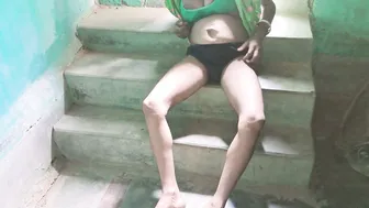 Desi Aunty Streaming Live And Showing Off Her Sexy Body