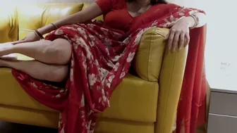 Beautiful Saree Clad Housewife Aunty Giving Handjob At Home