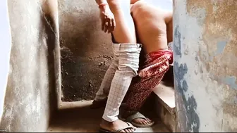 Seducing My Neighbor Aunty On The Staircase Before Going Inside