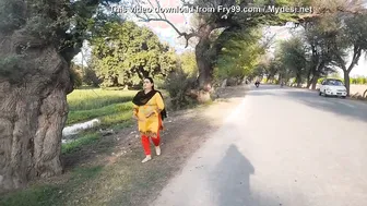 Village Aunty Showing Curves And Thick Body In Traditional Dress