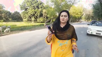 Village Aunty Showing Curves And Thick Body In Traditional Dress