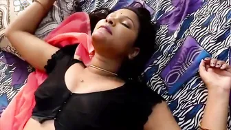 Desi Aunty In Saree Getting Her Tits Squeezed And Navel Kissed