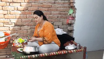 Village Aunty Working In Fields And Teasing With Her Sexy Body