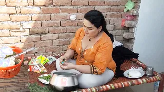 Village Aunty Working In Fields And Teasing With Her Sexy Body