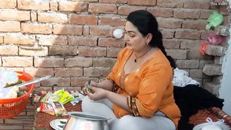 Village Aunty Working In Fields And Teasing With Her Sexy Body