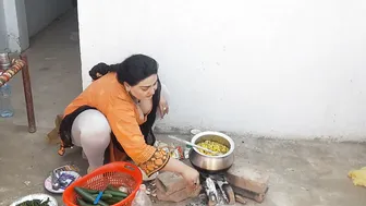 Desi Aunty Cooking In Village While Getting Touched By Neighbor