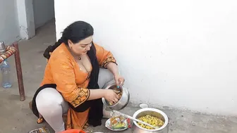 Desi Aunty Cooking In Village While Getting Touched By Neighbor