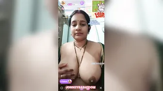 Married Aunty Stripping Bare And Exposing Her Curves On Cam