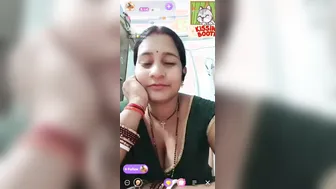 Married Aunty Stripping Bare And Exposing Her Curves On Cam