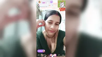 Married Aunty Stripping Bare And Exposing Her Curves On Cam