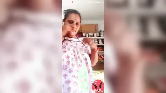 Married Telugu Aunty Showing Off Her Thick Juicy Round Ass