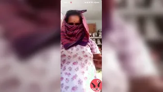 Married Telugu Aunty Showing Off Her Thick Juicy Round Ass